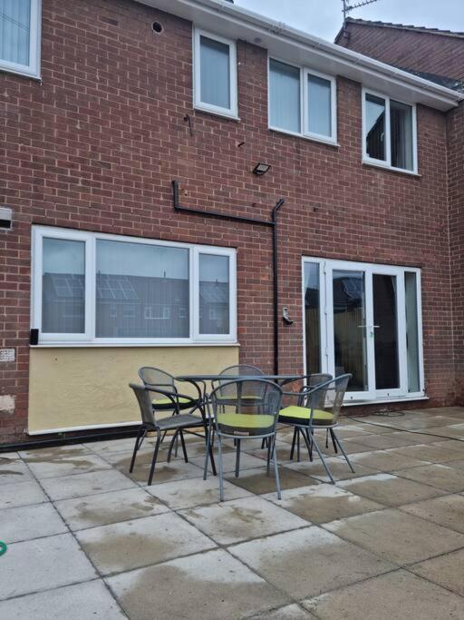 5 Bedroom House - Cheshire Oaks Елсмир Порт Екстериор снимка