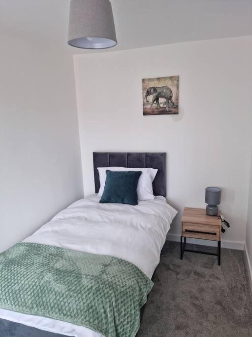 5 Bedroom House - Cheshire Oaks Елсмир Порт Екстериор снимка