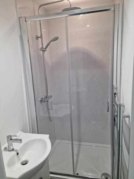 5 Bedroom House - Cheshire Oaks Елсмир Порт Екстериор снимка