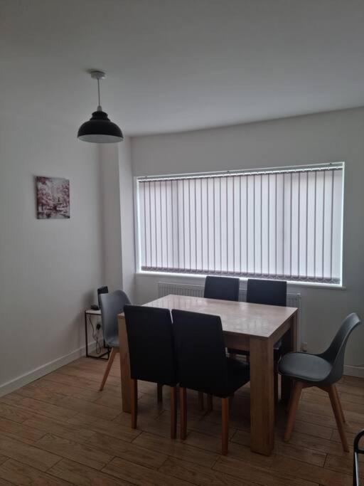 5 Bedroom House - Cheshire Oaks Елсмир Порт Екстериор снимка