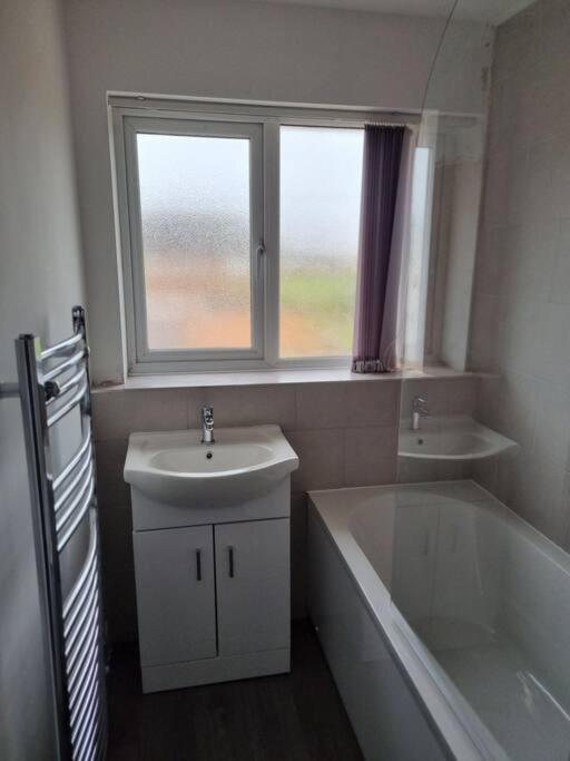 5 Bedroom House - Cheshire Oaks Елсмир Порт Екстериор снимка