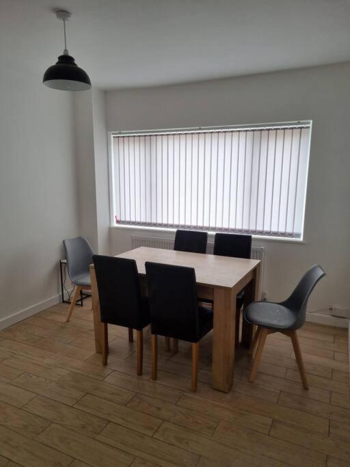 5 Bedroom House - Cheshire Oaks Елсмир Порт Екстериор снимка